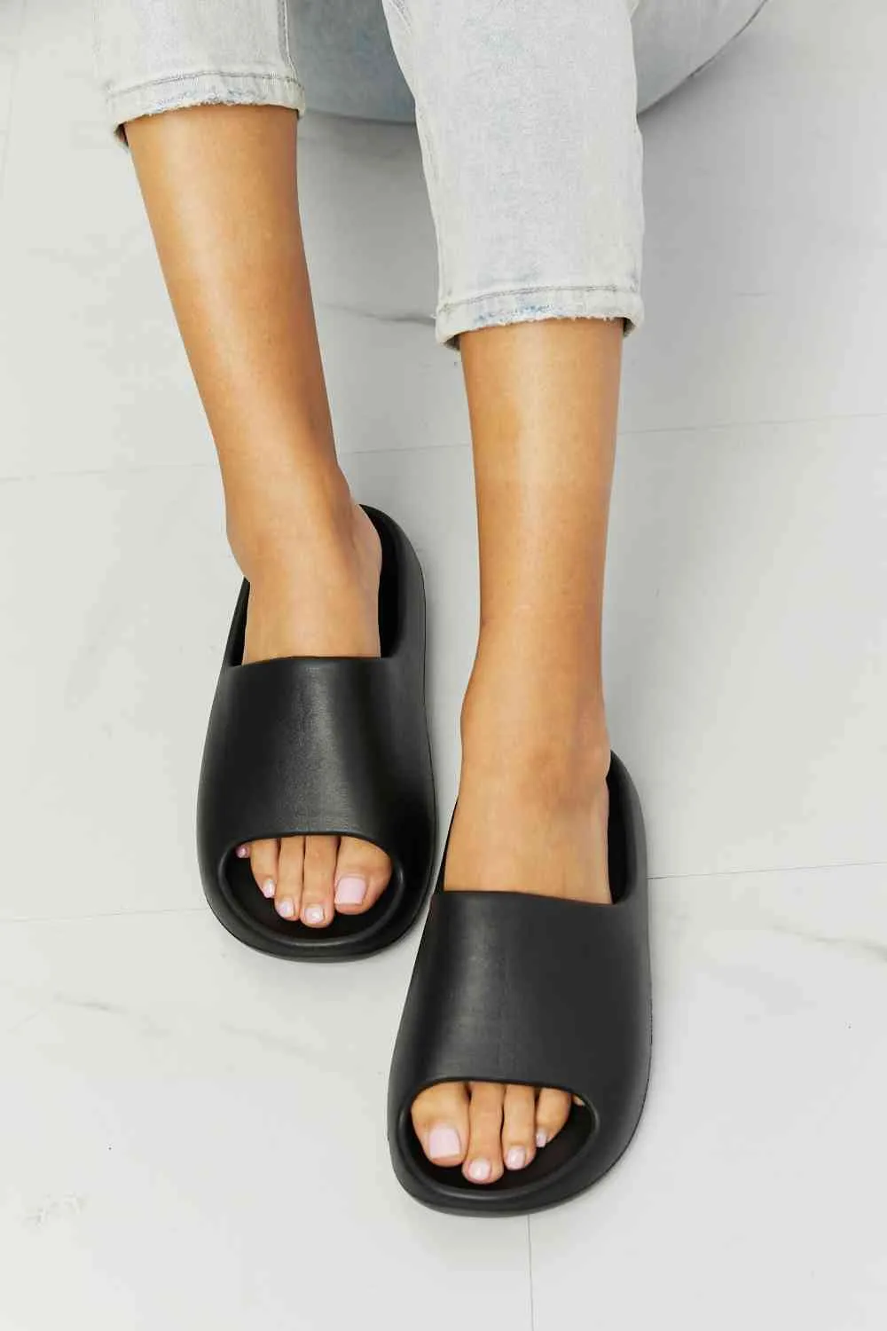 Chic Rubber Slides in Black